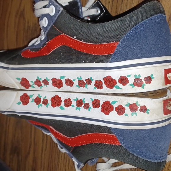 Vans Custom black with red and rose accents. Men's Sz 6, women's sz 7.5 - Picture 9 of 9
